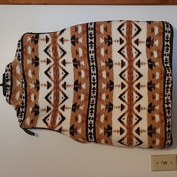 NWT Marissa Olivia tan, brown & cream colored aztec design fleece vest Sz XL - Picture 5 of 5